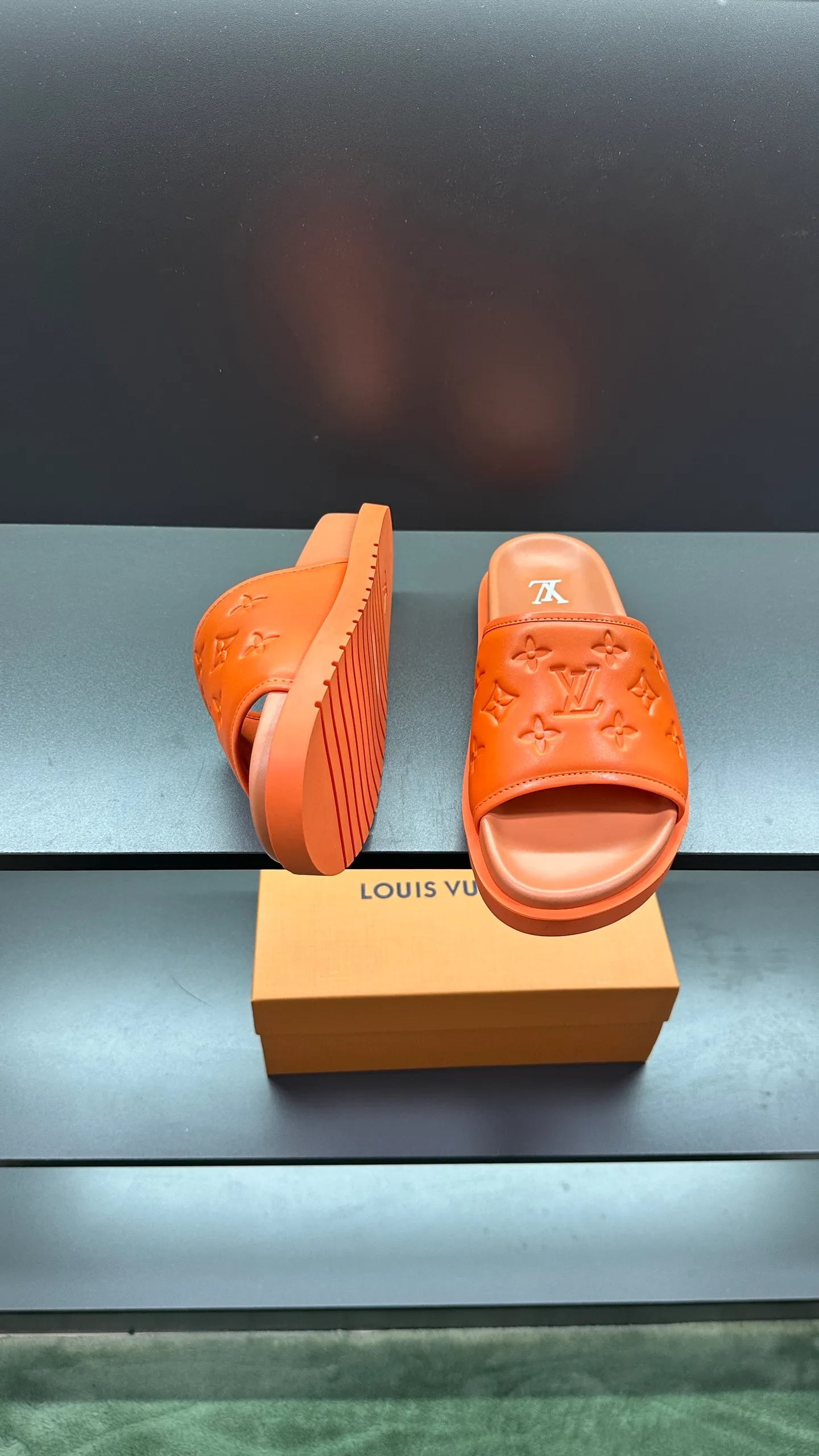 [L Home] P: 300💰Size: 38-45 Top purchasing lv men's summer slippers, classic presbyopia with soft real leather lining, unique color splicing effect, distinctive personality, fashionable and trendy essential style, light and comfortable. Lightweight and tough rubber insole, micro ridged foam outsole, super comfortable!